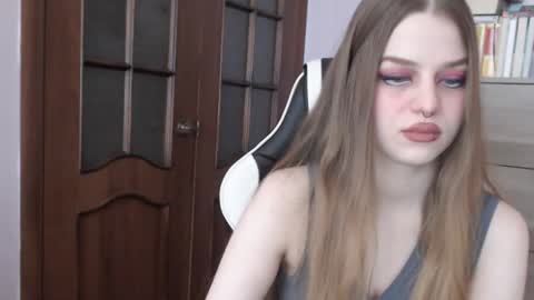 Snapshot of redhead_rabbit chatting on October 15, 2:14 am Lily online show from October 15, 2:14 am