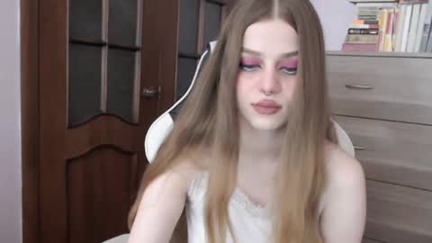 Snapshot of redhead_rabbit chatting on September 26, 1:47 am Lily online show from September 26, 1:47 am