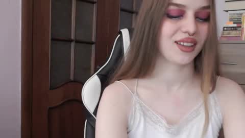 Snapshot of redhead_rabbit chatting on October 18, 1:52 am Lily online show from October 18, 1:52 am