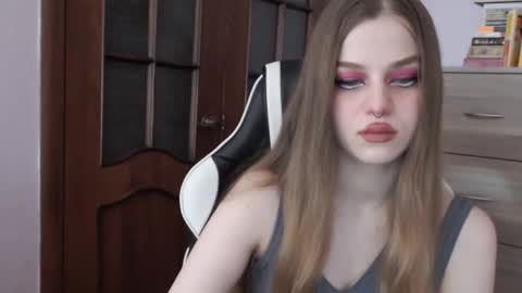 Snapshot of redhead_rabbit chatting on October 7, 2:38 am Lily online show from October 7, 2:38 am