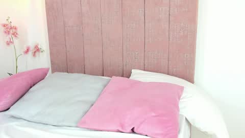 Reika  online show from April 12, 7:55 am