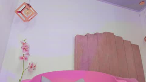 Reika  online show from April 11, 7:45 am