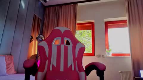 reina cummings online show from October 21, 7:34 am