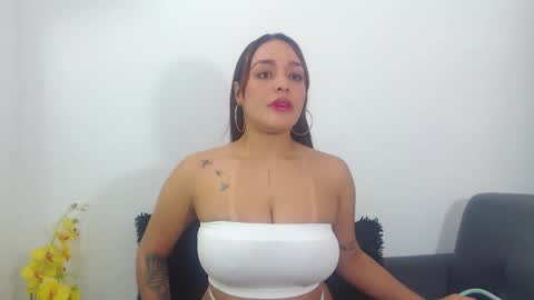 renatabrownn28 online show from March 19, 2:32 pm