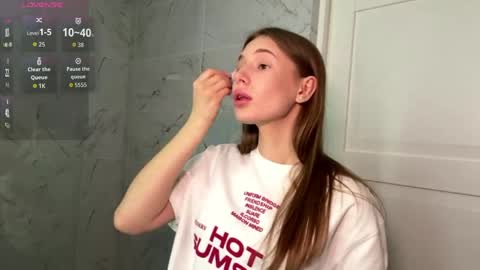 Ketlyn  is here now  help me get 50 thumbs up pls  online show from April 14, 9:20 am