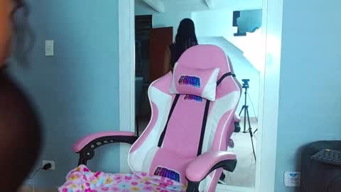 Snapshot of rousebonnett chatting on February 8, 9:25 pm ROUSE  online show from February 8, 9:25 pm