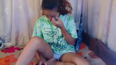 Snapshot of roxanne_98 chatting on February 7, 3:02 am roxanne_98 online show from February 7, 3:02 am