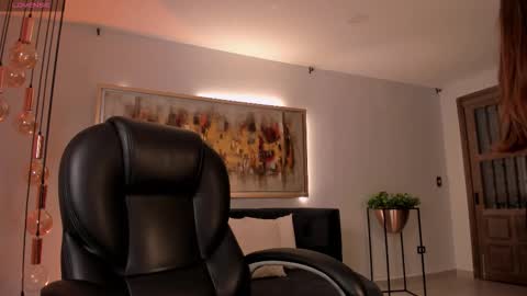 Roxanne Hill  online show from January 12, 12:32 pm