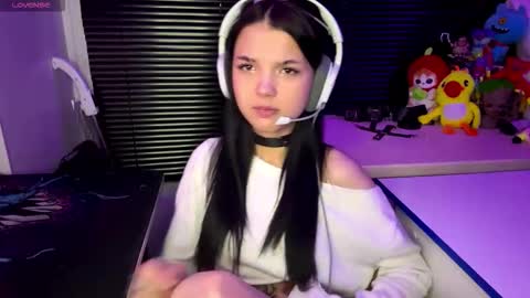 Snapshot of roxiepiurkowski chatting on October 21, 2:10 pm Hana online show from October 21, 2:10 pm