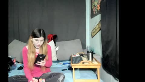 roxihazeleyes online show from April 3, 4:43 am