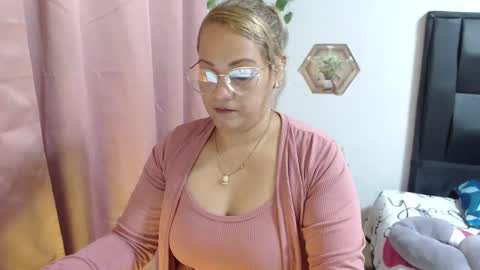 Snapshot of samira_lennox chatting on October 18, 6:53 pm SAMIRA online show from October 18, 6:53 pm