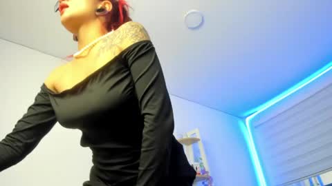 sara_red_x online show from April 1, 7:31 am