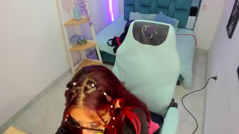 sara_red_x online show from April 14, 3:17 am