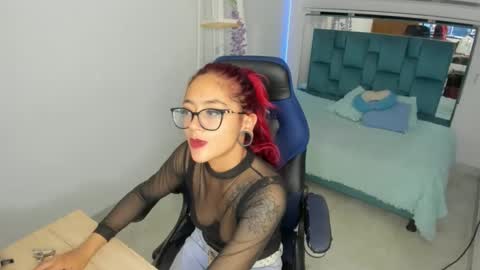 sara_red_x online show from April 9, 4:48 am