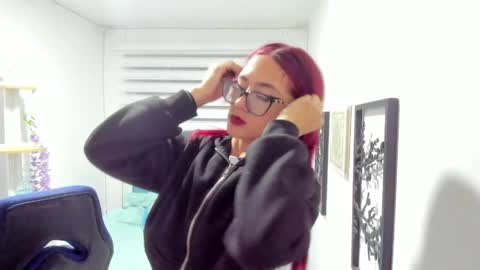 sara_red_x online show from April 6, 3:17 am