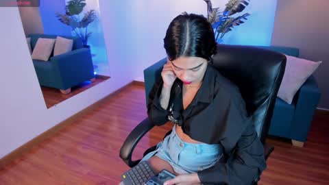 Snapshot of saracorraless chatting on January 25, 12:41 pm Sara Everyday From 1430 to 2130 Col Time online show from January 25, 12:41 pm