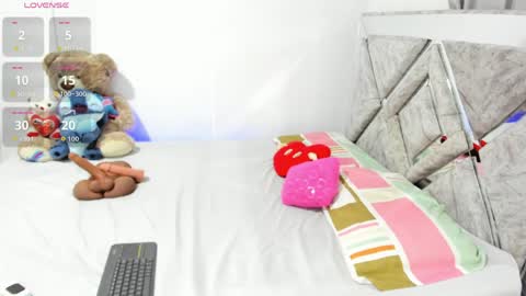 sarah_lowee online show from April 8, 11:18 pm