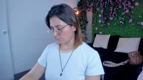 Sarah Deyvis online show from November 13, 1:43 pm