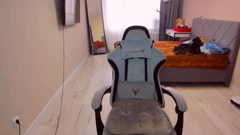 Sarah online show from April 9, 2:33 pm