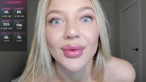 sarahphyllis online show from December 17, 9:30 pm