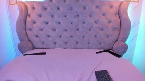 Snapshot of sarasaenz__ chatting on December 21, 9:25 pm online show from December 21, 9:25 pm