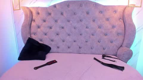 Snapshot of sarasaenz__ chatting on January 3, 9:47 pm online show from January 3, 9:47 pm