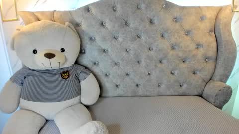 Snapshot of sarasaenz__ chatting on February 14, 11:42 am online show from February 14, 11:42 am