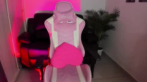 Snapshot of saratukkerr chatting on October 4, 5:57 am saratukkerr online show from October 4, 5:57 am