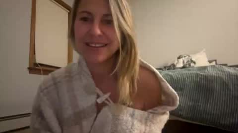 Snapshot of sassyella chatting on October 19, 4:14 am Sassyella online show from October 19, 4:14 am