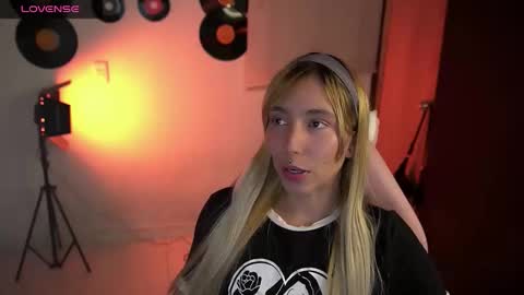 I AM JENN  online show from April 19, 4:12 am