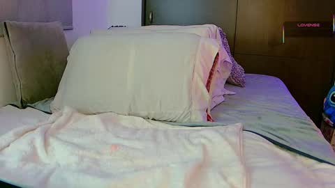   Dela  online show from October 31, 12:45 am