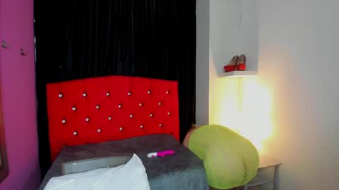 ScarletBigTitties online show from April 10, 11:27 am