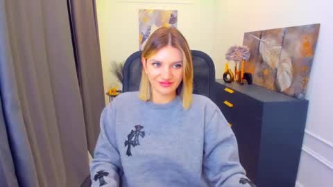 selenaemoore online show from April 9, 6:19 am