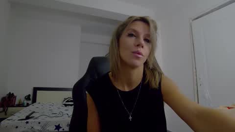 Snapshot of sellena_angel chatting on October 21, 7:45 am sellena_angel online show from October 21, 7:45 am