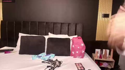 Snapshot of sexyrachel_ chatting on October 3, 11:48 am R A C H E L online show from October 3, 11:48 am