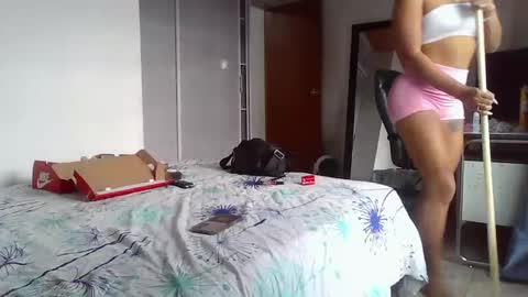 sexyskin8_xxx online show from March 12, 8:52 pm