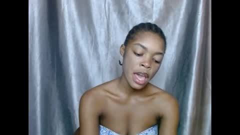 Snapshot of sexyxbunnyxx chatting on February 17, 7:14 am Blue online show from February 17, 7:14 am