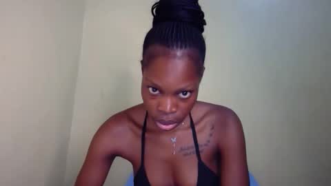 Snapshot of shania_sleigh chatting on February 13, 5:01 pm shania_sleigh online show from February 13, 5:01 pm