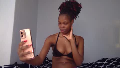 Snapshot of shania_sleigh chatting on January 22, 5:48 am shania_sleigh online show from January 22, 5:48 am