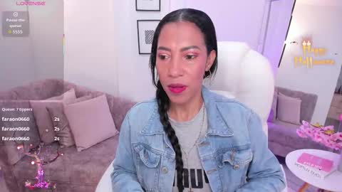 Snapshot of shantall_wills chatting on October 22, 6:57 pm Shantall wills online show from October 22, 6:57 pm