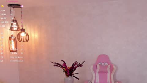 ShantallKnowles online show from October 4, 7:51 pm