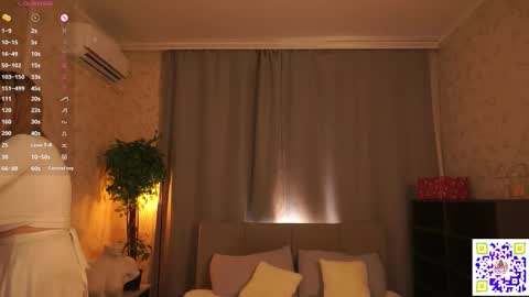 Elizabeth online show from March 12, 8:44 pm