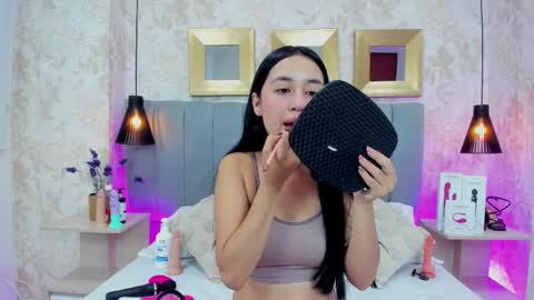Snapshot of sienna_lorengb chatting on February 12, 11:51 am Camila Vargas online show from February 12, 11:51 am