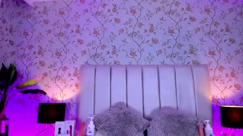 Snapshot of sienna_lorengb chatting on February 13, 12:11 pm Camila Vargas online show from February 13, 12:11 pm