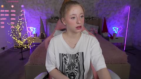 Snapshot of silverrmoon chatting on December 13, 7:37 am Kristina Kris online show from December 13, 7:37 am