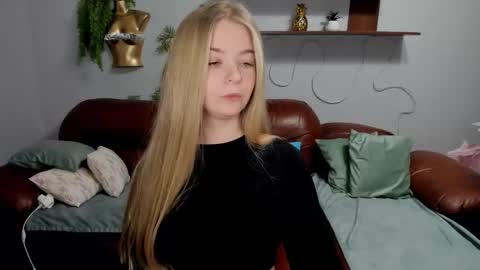Snapshot of sirenabloom chatting on October 15, 11:13 am SirenaBloom online show from October 15, 11:13 am