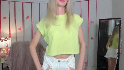 Snapshot of skinnyladyy chatting on February 22, 2:17 am Skinnyladyy online show from February 22, 2:17 am