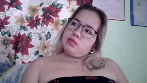 Snapshot of small_boobs59 chatting on October 2, 7:02 am Lovewella online show from October 2, 7:02 am