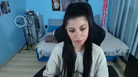 small_horny_girl online show from November 8, 1:16 pm