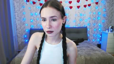 SnowWhate 00 online show from April 2, 6:16 pm